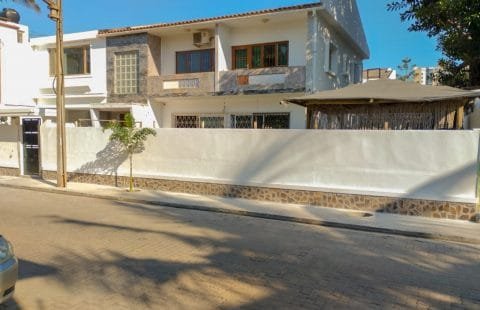 Arrenda-se Moradia T6, R/C – 1° ANDAR, COM PISCINA, Á 5MIN DA PRAIA, NO BAIRRO DO TRIUNFO.