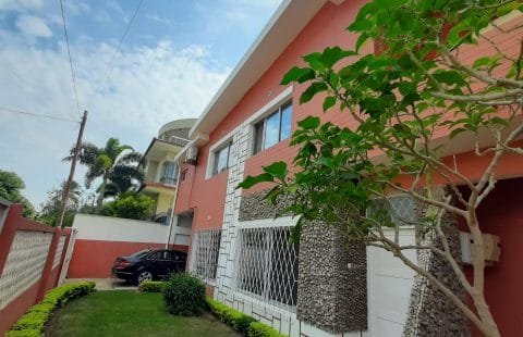 Vende-se uma Moradia T4 no Bairro Triunfo