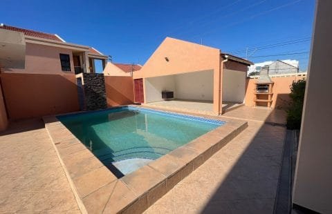 ARRENDA-SE MORADIA DÚPLEX T4+1 NO CONDOMÍNIO TRIUNFO VILLAGE