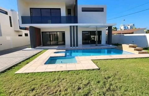 Vende-se moradia T4+1 num condomínio no bairro do Triunfo Novo