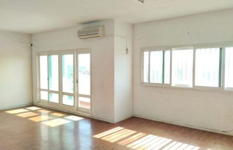 Arrenda-se apartamento T4, sem móveis, que precisa de se fazer pequenas obras, na Av Mao Tsé Tung.