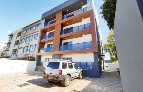 ARRENDA-SE APARTAMENTOS T3 COM MÓVEIS, COM PISCINA, PRÉDIO NOVO E CURTO NO BAIRRO DA SOMMERCHILD.