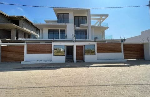 Vende-se Moradia geminada T4+1 no Triunfo Novo por Estrear