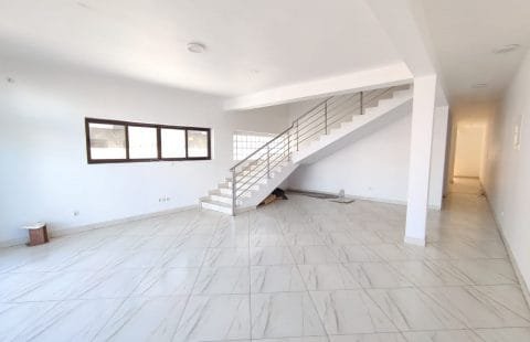 VENDE-SE / ARRENDA-SE MORADIA T4, INACABADA, COM PISCINA, NO BAIRRO DO TRIUNFO.