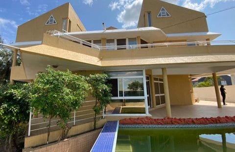 Arrenda-se moradia T5+2 no Triunfo em plena Marginal.