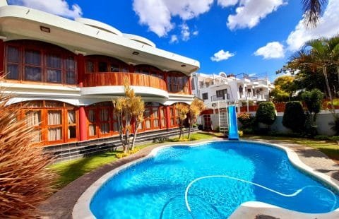 🏘️ ARRENDA-SE MORADIA T5, COM ALGUNS MÓVEIS, COM PISCINA, ESTACIONAMENTO PARA 8 VIATURAS, NO BAIRRO DA SOMMERCHILD 2.