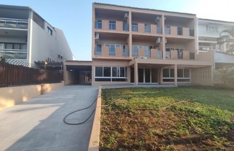 VENDE-SE MORADIA PARA ESCRITÓRIOS, COM 15+5 COMPARTIMENTOS.