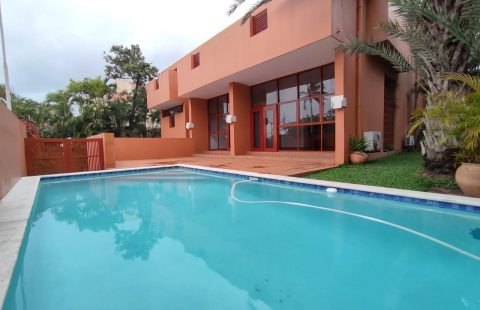 Vende-se Moradia T4 com piscina. Na Av. Kenneth kaunda, próximo a Júlios Nherere.