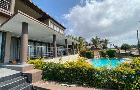 Vende-se Luxuosa casa tipo 3+1, na Praia de Tofo.