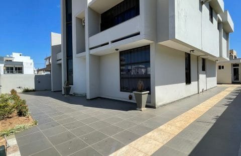 Arrenda-se / vende-se super moradia T4 +1 independente no Triunfo novo