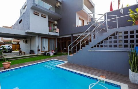 Arrenda-se luxuosa moradia T5 no bairro Triunfo Novo