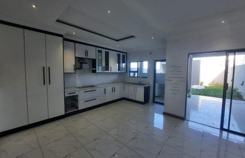 Vende-se moradia Luxuosa T5 no bairro da Sommerschield