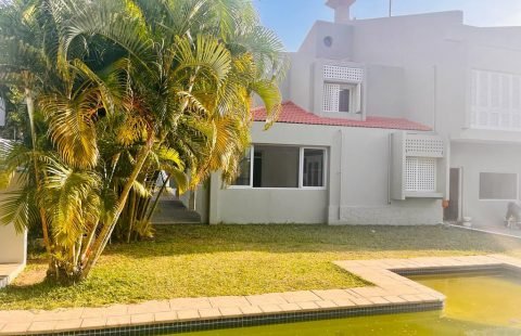 Vende-se moradia T4 na📍Rua Joseph Kizerbo, Sommerschield I