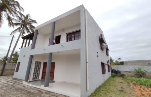 VENDE-SE MORADIA DUPLEX T4 OU ESPAÇO PRA CONTRUIR PRÉDIOS NO BAIRRO COSTA DO SOL NO SUCATA