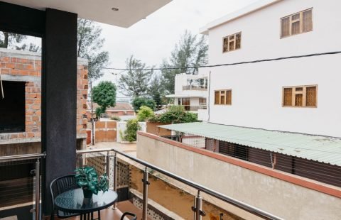 Arrenda-se moradia T4 R/C e 1 andar mobilada na Sommershield II