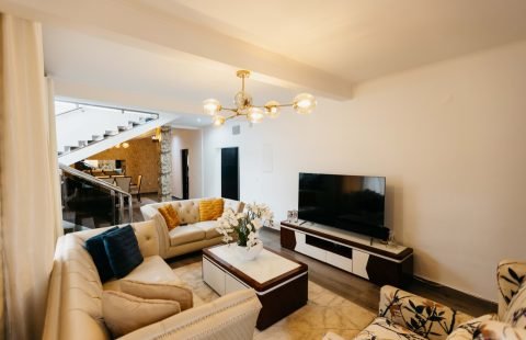 vende-se moradia T4 R/C e 1 andar mobilada na Sommershield II