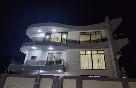 Vende-se uma luxuosa moradia T5 todos c suites no Triunfo Velho