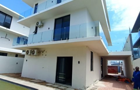 ♦️ Vende-se moradia T5 no Triunfo Novo