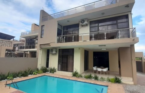 Vende-se Moradia Geminada T4+1 no Triunfo Novo