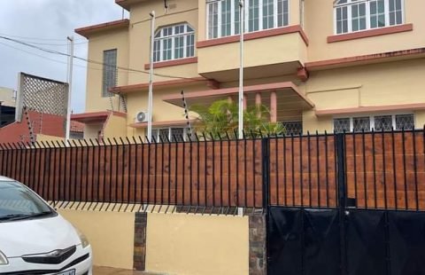 vende-se moradia geminada T4 na Polana