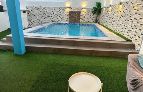 Arrenda-se moradia T3+1 germinada mobilada no bairro Central próximo a Interfranca