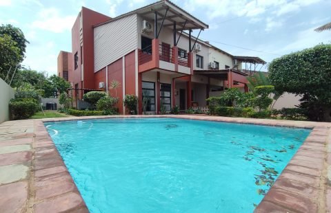 Temos para arrendar: Moradia T4 no condomínio Bela Vista