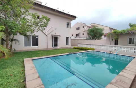 ARRENDA-SE MORADIA T5+1, COM PISCINA E UM PEQUENO JARDIM, NA SOMMERSCHIELD