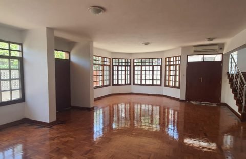 Arrenda- se moradia T4 +1 no Triunfo novo