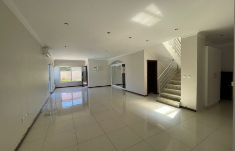 Arrenda-se Moradia triplex T4+1 no Condomínio Bela Vista na Sommerschield