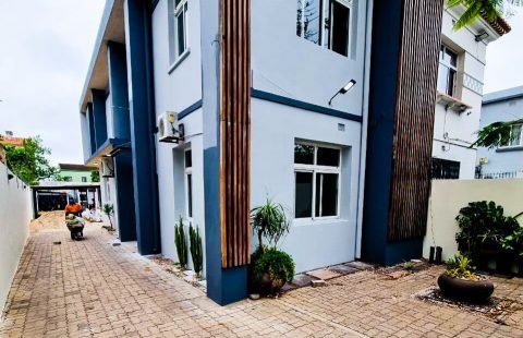 Arrenda-se moradia T4 + 2 na Av. Julius Nherere