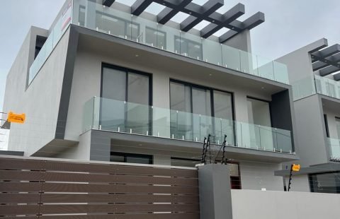 Venda-se moradia T6+1 no bairro Costa do Sol