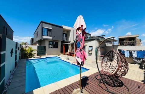 Arrenda-se Luxuosa Moradia Geminada T3 num Condomínio em Mapulene