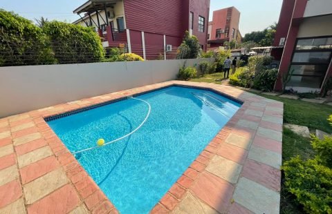 Arrenda-se moradia triplex T4+1 no Condomínio Bela Vista