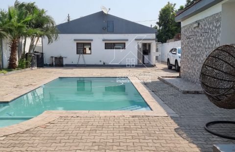 Vende-se Vivenda T4, com piscina, no Bairro da Matola 700.