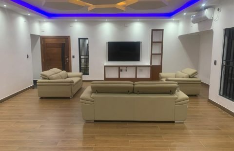 Vende-se moradia T5 no bairro Samora Machel (Província de Tete)