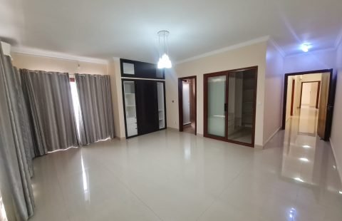 Vende-se / Arrenda-se moradia geminada T5, de 3 pisos no Bairro Triunfo novo