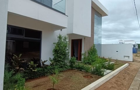 vende-se duas moradias T4 super top quase prontas dentro do condomínio no Triunfo