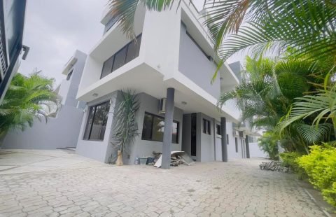 Arrenda-se super moradia luxuosa T5+1 no bairro do Triunfo Novo