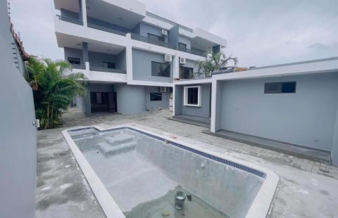 Vende-se e arrenda-se super moradia luxuosa T5+1 no bairro do Triunfo Novo