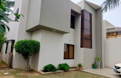 Vende-se e arrenda-se moradia, T4 num espaço de 20/30m na Costa do sol