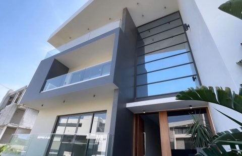 Arrenda-se luxuoso apartamento T3 no Triunfo Novo atrás do vila sol,