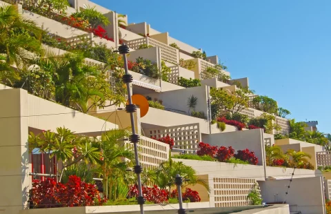 Vende-se apartamento T3 no Condomínio Caracol, com vista ao mar.