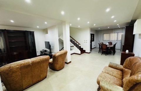 Arrenda-se excelente moradia T5 na Coop Próximo Entrada da UEM