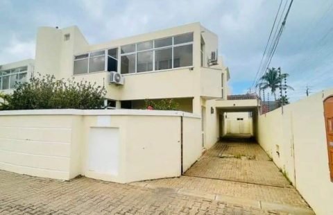 Vende-se e Arrenda-se moradia T4 no condomínio Aisha Garden, Bairro do Triunfo