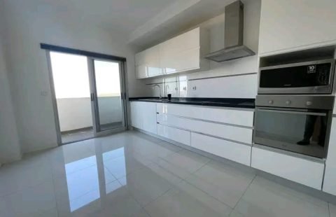 Arrenda-se apartamento T3 no Prédio OPEN, Rua Dona Alice, próximo ao Aqua Park.