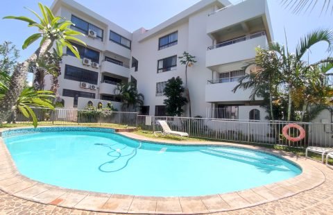 Arenda-se apartamento T3 dentro de condomínio com piscina, próximo ao Café Sol.
