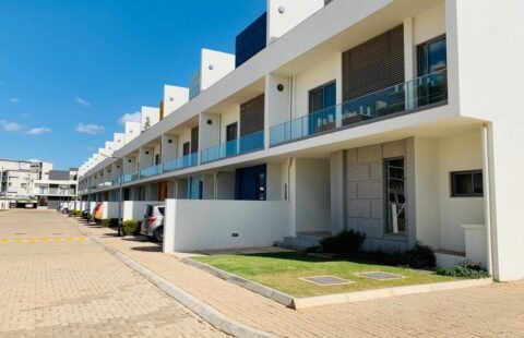 Arrenda-se moradia geminada T4 em banda no Condominio Kurhula