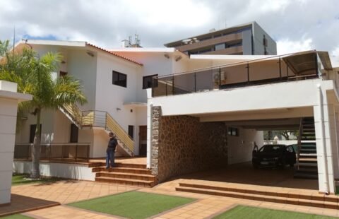 Arrenda-se e Venda-se moradia Duplex Independente T12+8 na Av. Agostinho Neto, Bairro da Polana