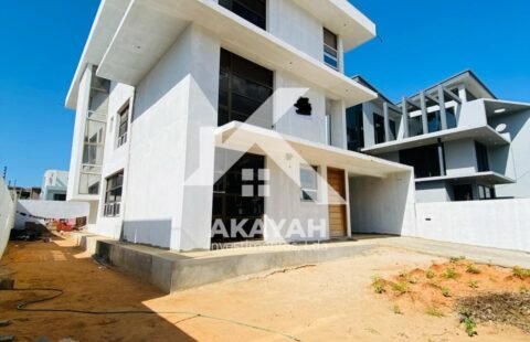 Vende-se Moradia Inacabada T6 no Bairro Triunfo II