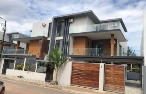 Vende-se luxuosa Moradia T6 com Piscina no Triunfo, atras do Vila Sol.